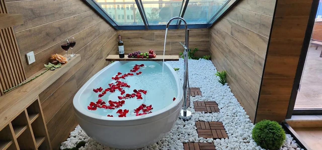 Luxury Moonlight 32 location
